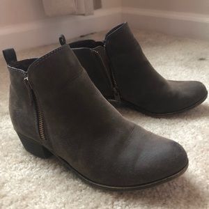 ANKLE BOOTIES